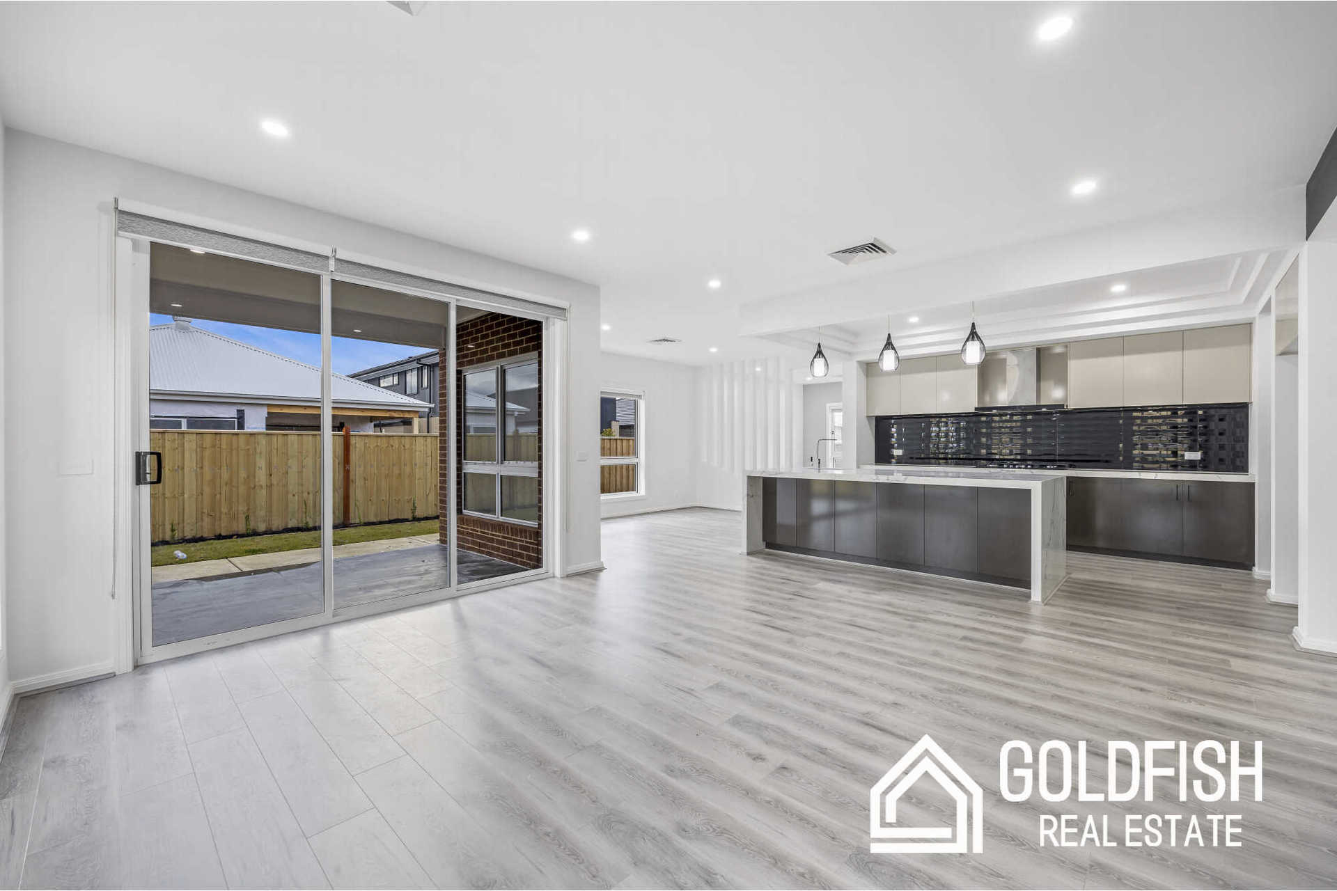 https://agentboxcdn.com.au/clients-data/8061/public_html/media/lt/1/1P0203/169276589480379981-rsd.jpg
